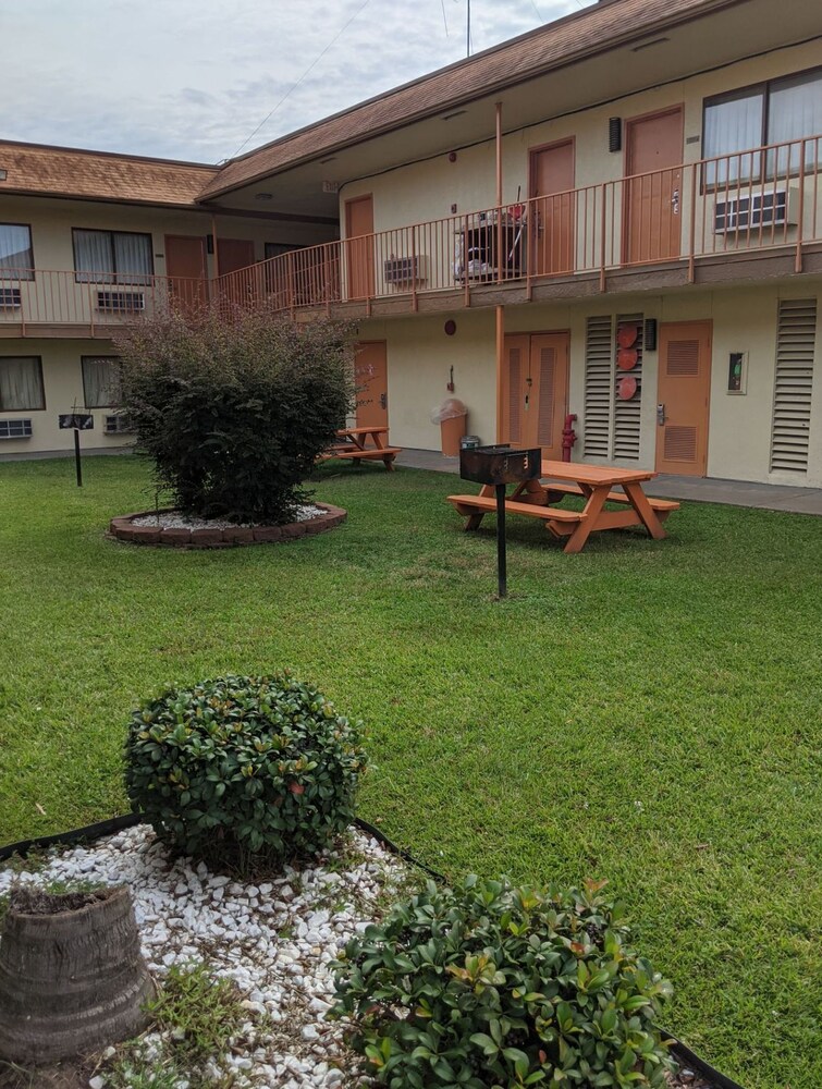 OYO Hotel Lake Charles Hwy 10 - photo 35