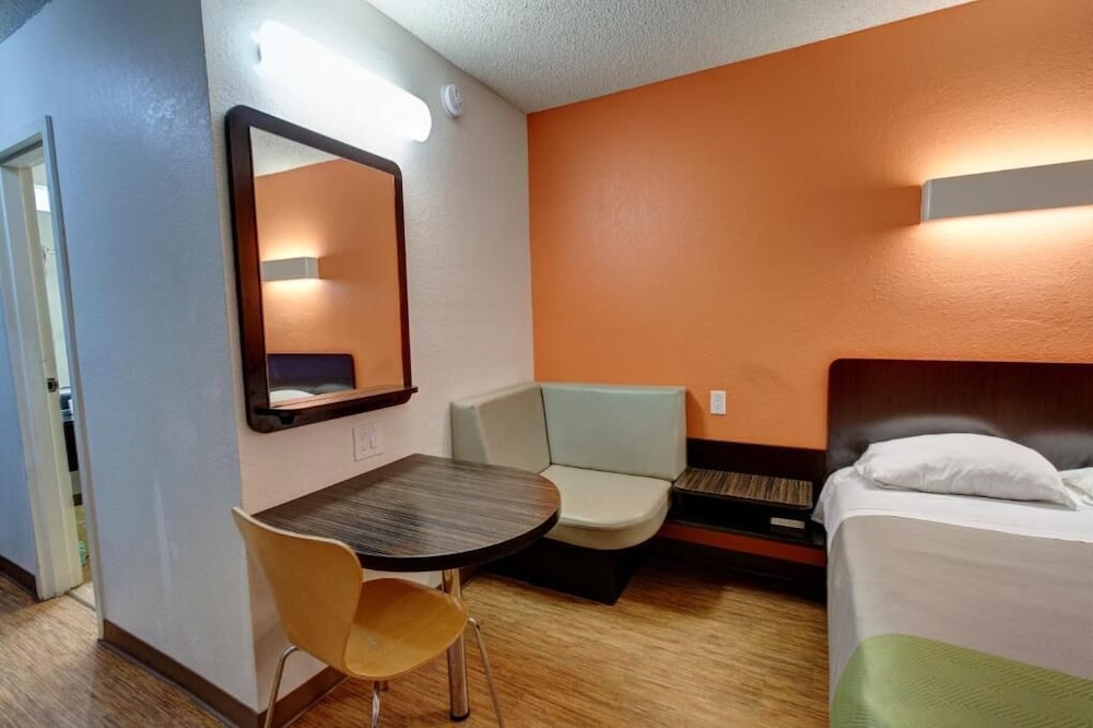 Executive Inn & Suites Hobby - photo 10