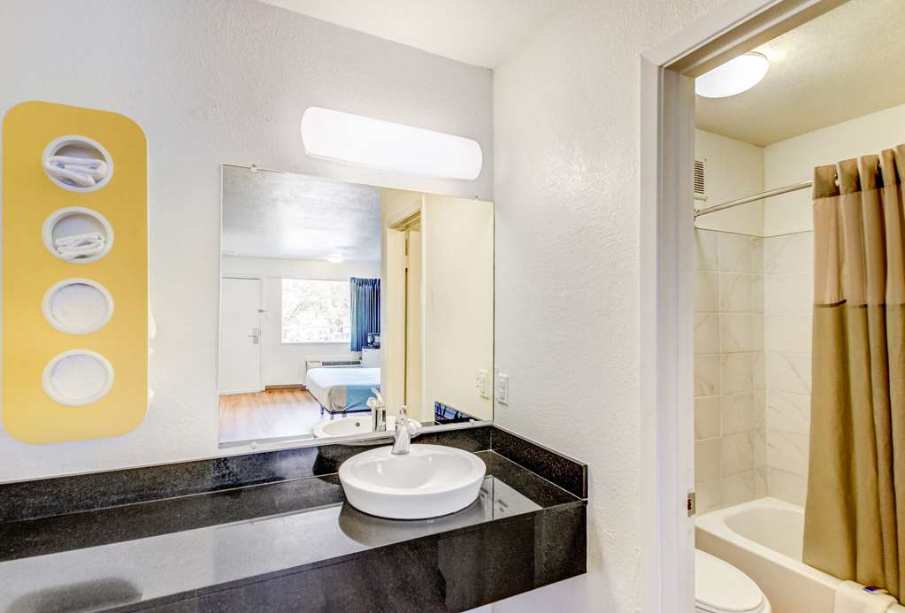Motel 6 Waco Lacy Lakeview - photo 17