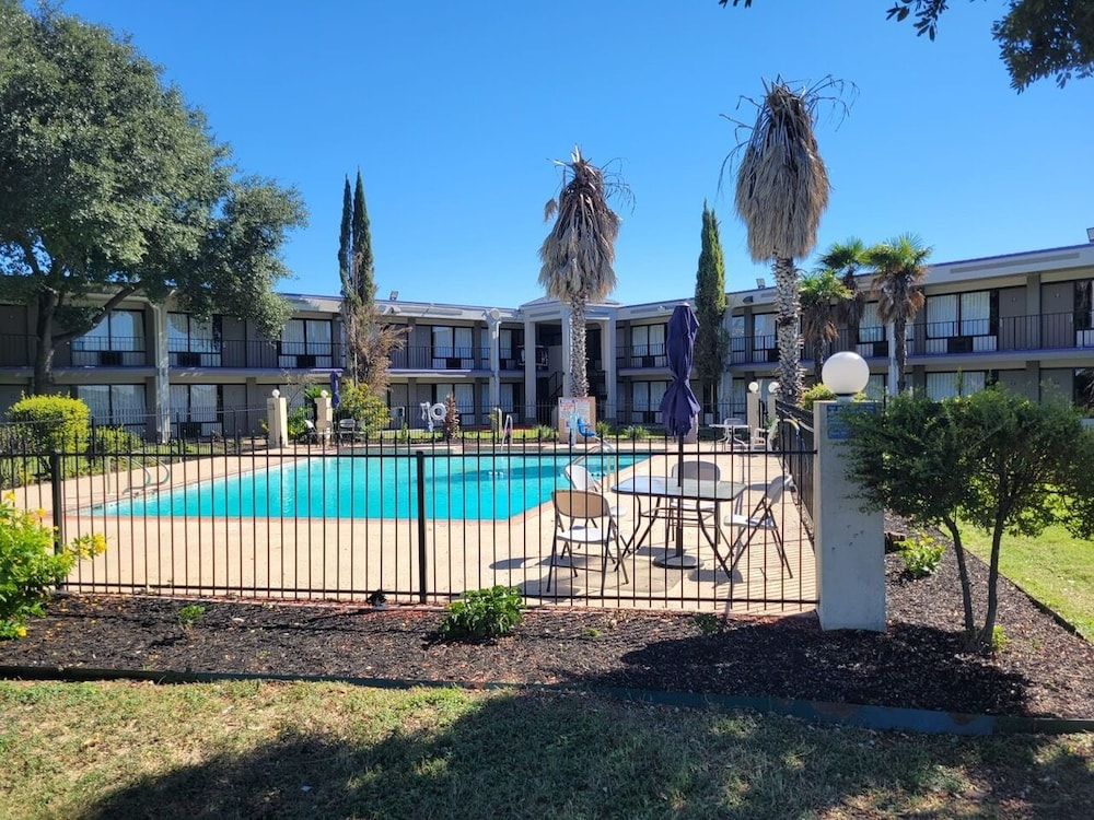 Knights Inn San Antonio near Frost Bank Center - photo 19