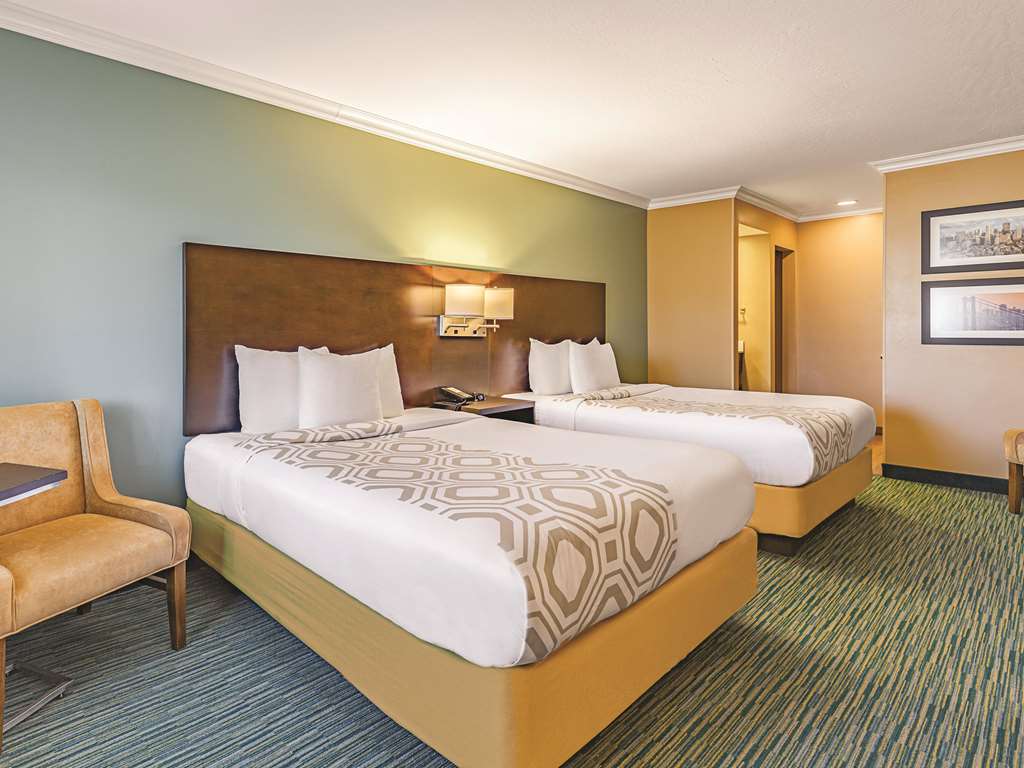 La Quinta Inn & Suites by Wyndham San Francisco Airport West - photo 35