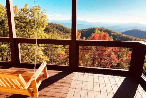 Graceful Smoky Retreat Hot Tub Incredible Views — 4-Star Luxury Hotel in Sevierville, United States