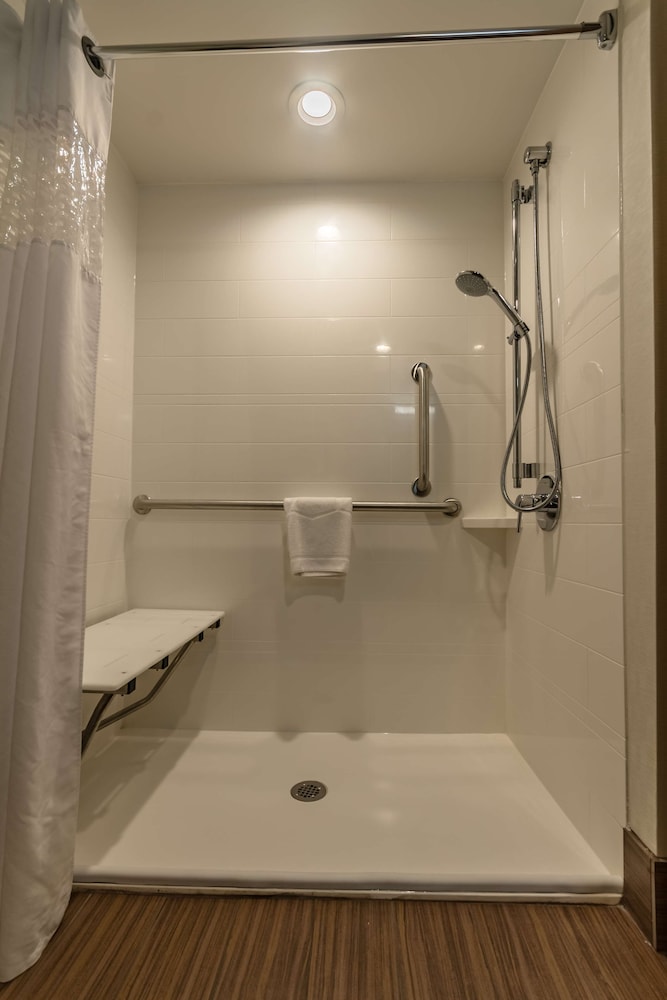 Hampton Inn Winchester University Mall Area - photo 16