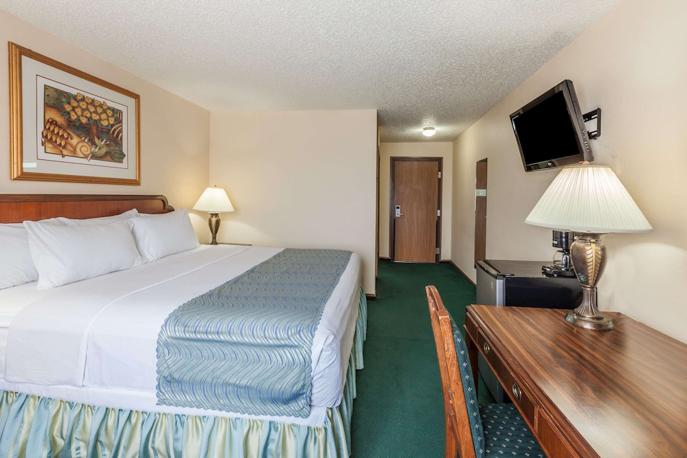 Super 8 by Wyndham Irving DFW Airport South - photo 6