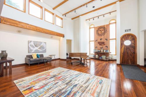 Seaside Art Gallery Loft Inspire Your Creativity with Breathtaking Views — hotel in Half Moon Bay