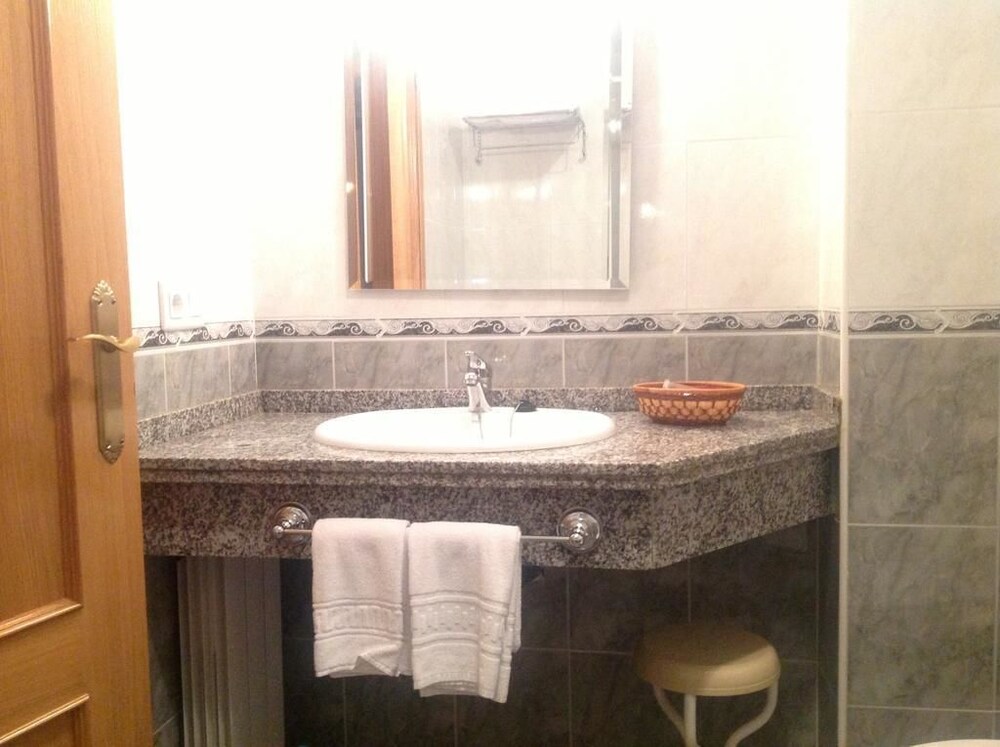 Hostal San Froilan 4944144 — Valverde De La Virgen