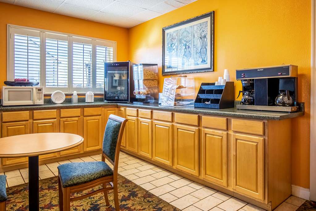 Econo Lodge Knoxville West Turkey Creek - photo 19