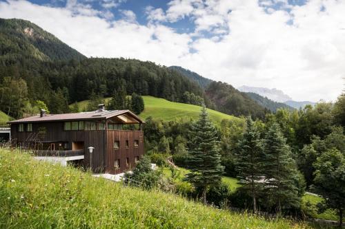 Chalet Vanzi — 4-Star Luxury Hotel in San Martino In Badia, Italy