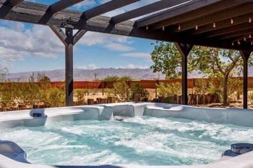 Cheerful 2bedroom home with hot tub and cowboy pool in Joshua Tree — 4-Star Luxury Hotel in Joshua Tree, United States