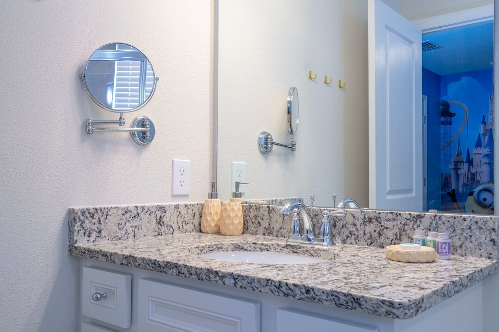 Amazing 5 Suite Home With Resort style Amenities - photo 48