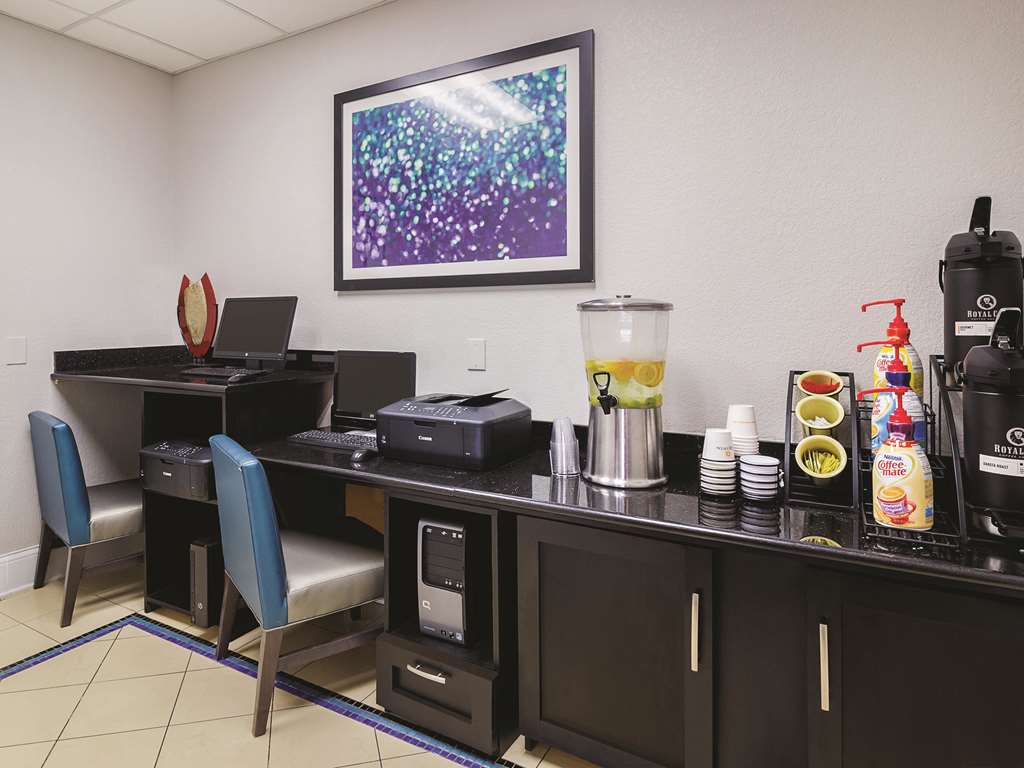 La Quinta Inn & Suites by Wyndham Bowling Green - photo 73