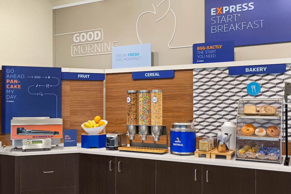 Holiday Inn Express & Suites Akron Regional Airport Area - photo 50