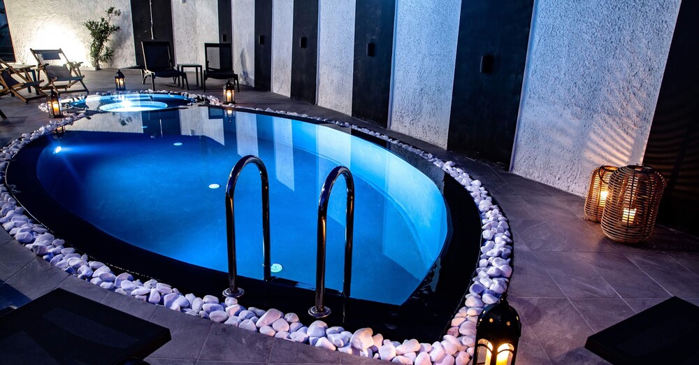 Divelia Hotel — 4-Star Luxury Hotel in Fira, Greece
