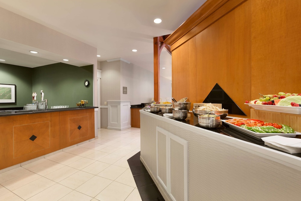 Embassy Suites by Hilton Newark Wilmington South - photo 22