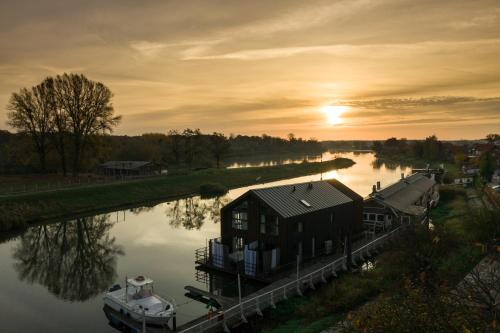 Apartamenty Kapitańskie Pływające — 4-Star Luxury Hotel in Olawa, Poland