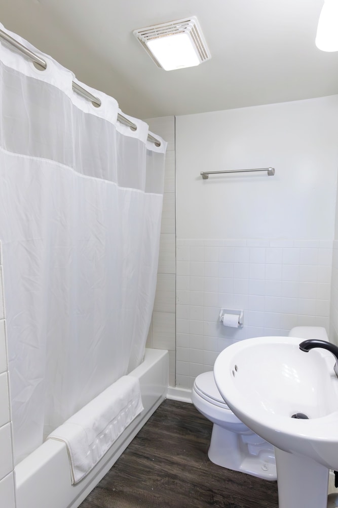 Anchor Bay Inn and Suites - photo 42