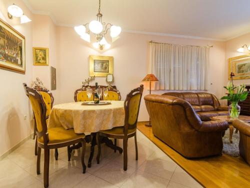 Apartment Paco Three Bedroom Apartment with Balcony and Sea View