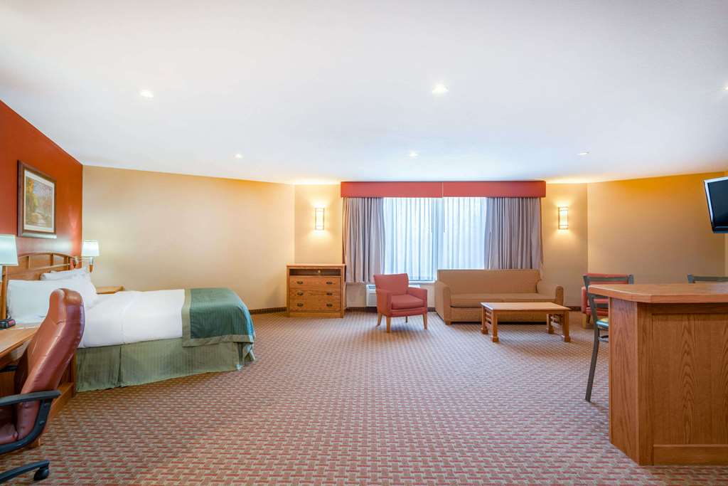 Ramada by Wyndham Des Moines Tropics Resort & Conference Ctr - photo 18