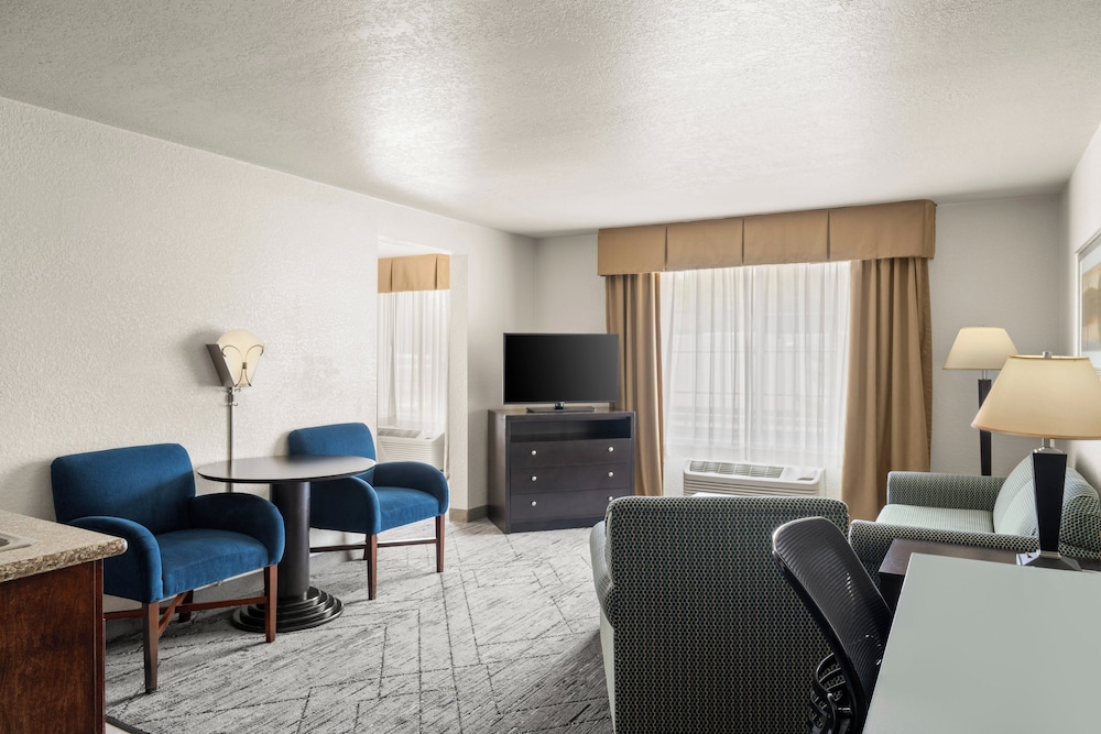 Holiday Inn Express & Suites New Buffalo by IHG - photo 18