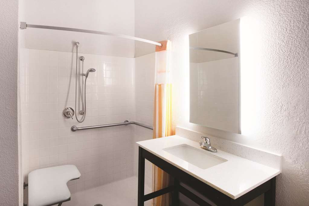 La Quinta Inn & Suites by Wyndham Mansfield TX - photo 16