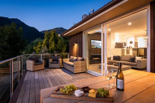 Villa Habeke Lake Views Gas Fire AC BBQ — 4-Star Luxury Hotel in Queenstown, New Zealand