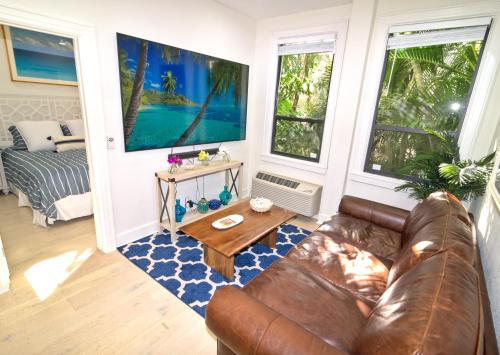 Palm Beach Paradise Walk to Beach Pool WiFi 86 TV WiFi — 4-Star Luxury Hotel in Palm Beach, United States