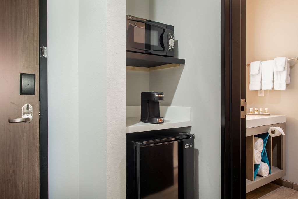 La Quinta Inn & Suites by Wyndham Pittsburg - photo 17