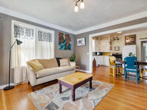 Charming 1909 St Johns Bungalow — 4-Star Luxury Hotel in Portland, United States