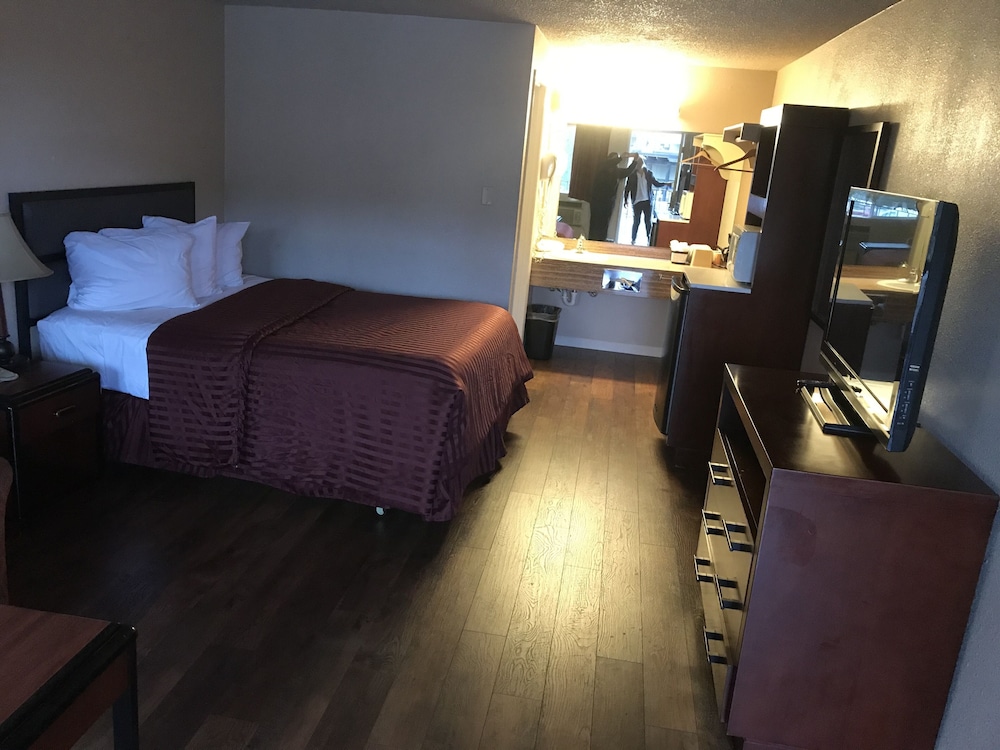 Smokey Point Motor Inn - photo 9