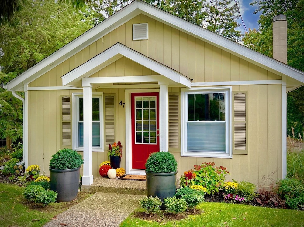 The Sharlene Hot tub Fenced yard Steps to Douglas in Douglas, United States