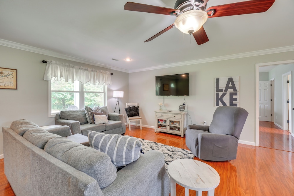 Walk to Marina: Norris Lake Escape w Deck Views — hotel in Jacksboro