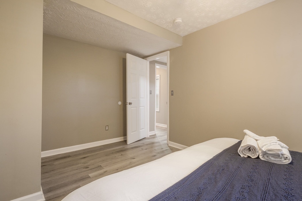 Newly renovated 4BR CozySuites - photo 2