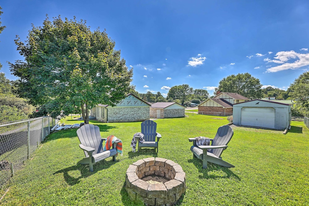 Family Friendly Sanctuary BBQ Patio and Yard — hotel in Oak Hill