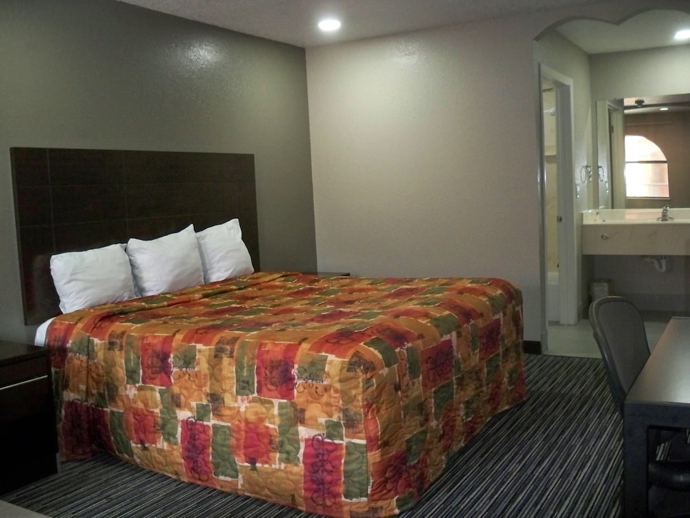 Scottish Inn & Suites - photo 32