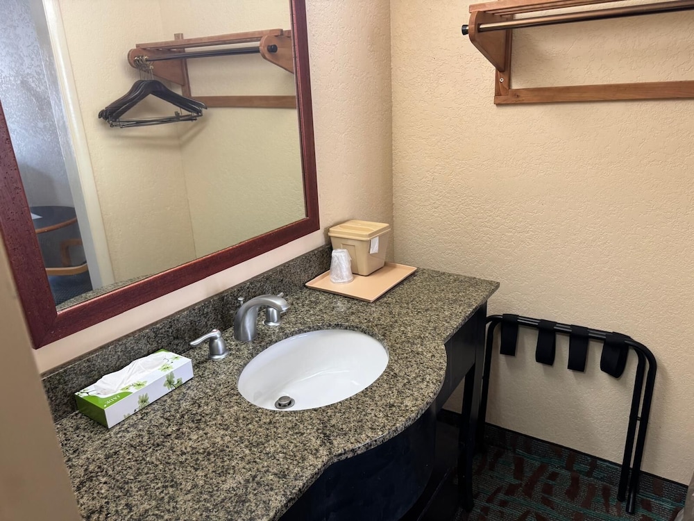 OYO Hotel Harriman near I 40 - photo 20