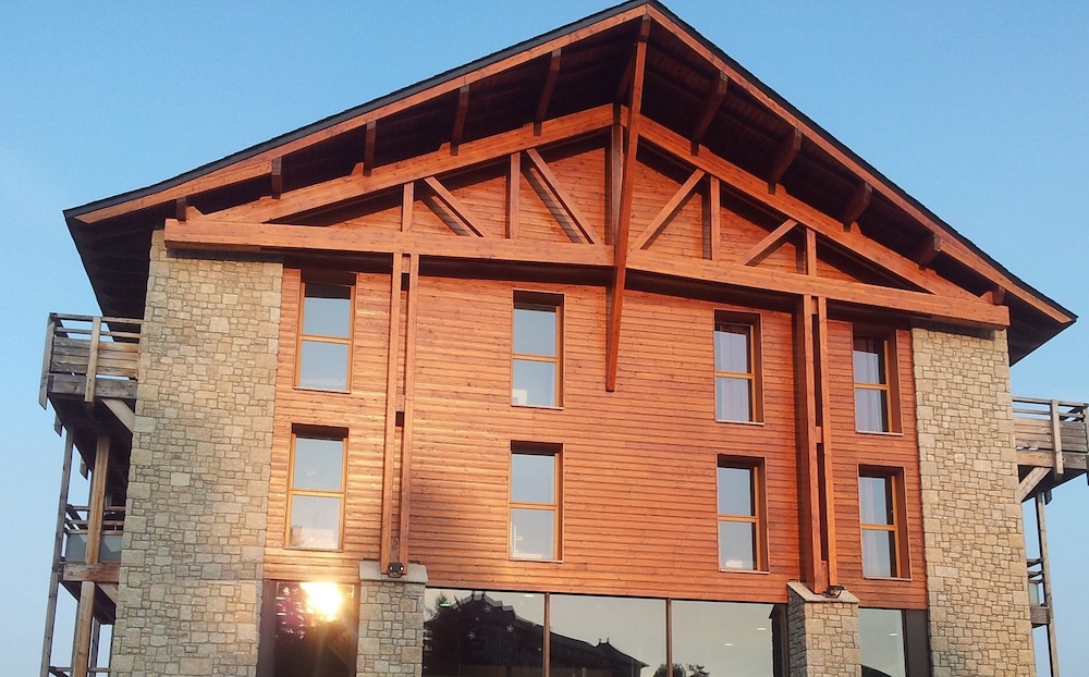 Apart Hôtel Le Pic de l'Ours — 4-Star Luxury Hotel in Font-Romeu-Odeillo-Via, France