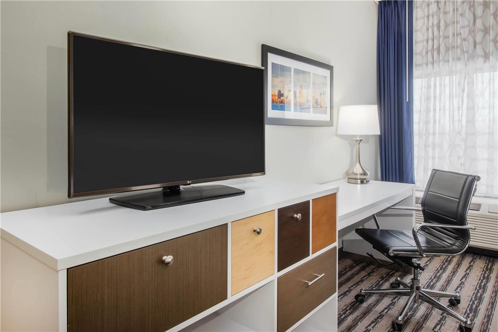 La Quinta Inn & Suites by Wyndham Buffalo Amherst - photo 16