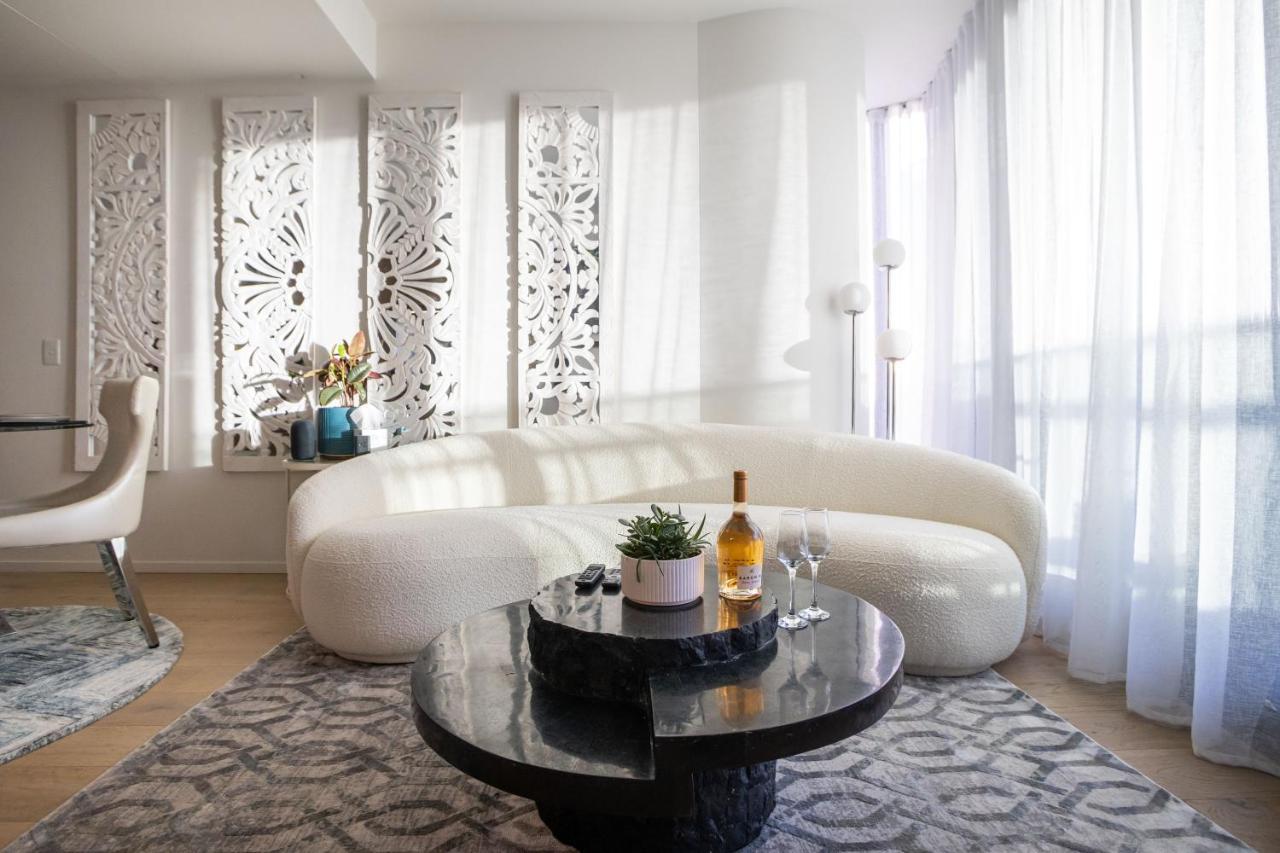 Cozy Melbourne Square Apartment with Balcony — 4-Star Luxury Hotel in Melbourne, Australia