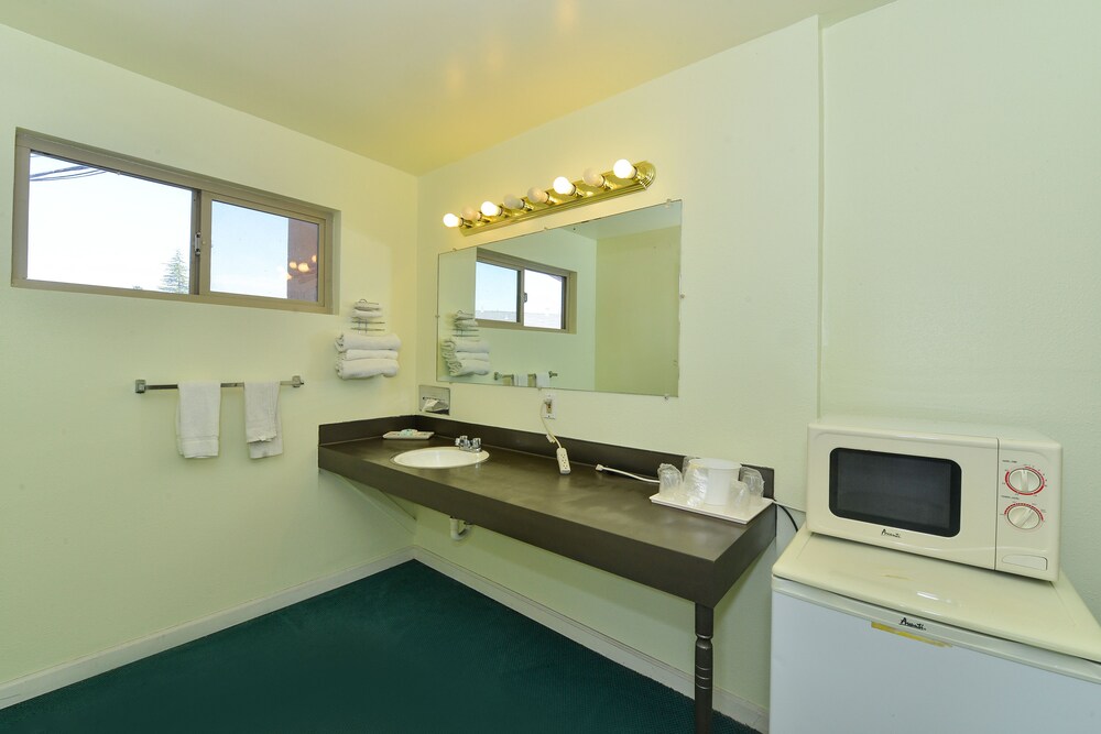 The River Inn and Suites - photo 15