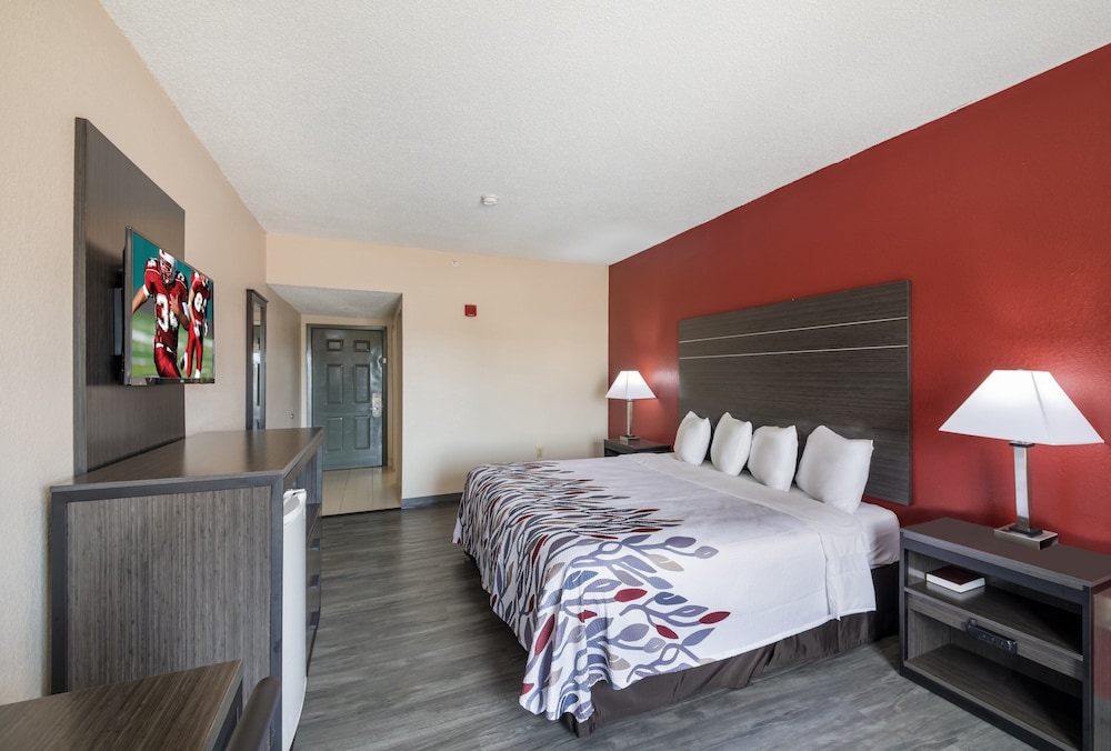 Red Roof Inn & Suites Austin East Manor - photo 7
