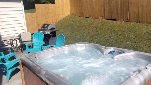 Cozy 4B 2 5B University Home King Beds Jacuzzi — 4-Star Luxury Hotel in Charlotte, United States