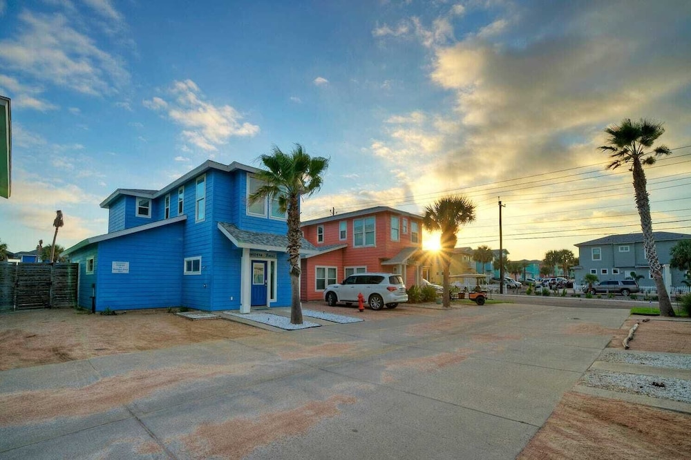 Private Yard Shared Pool Near the Beach Bluetique Hotel by Avantstay - photo 37