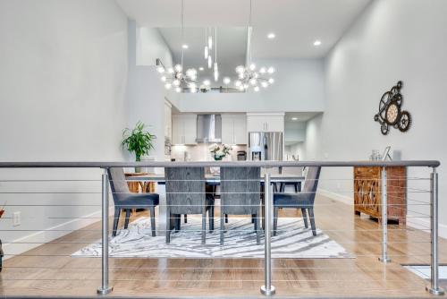 Modern Nashville Home Mins To Broadway — 4-Star Luxury Hotel in Nashville, United States