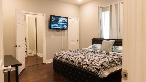 Incredible King Bed Room Private Bathroom — 4-Star Luxury Hotel in Lithonia, United States