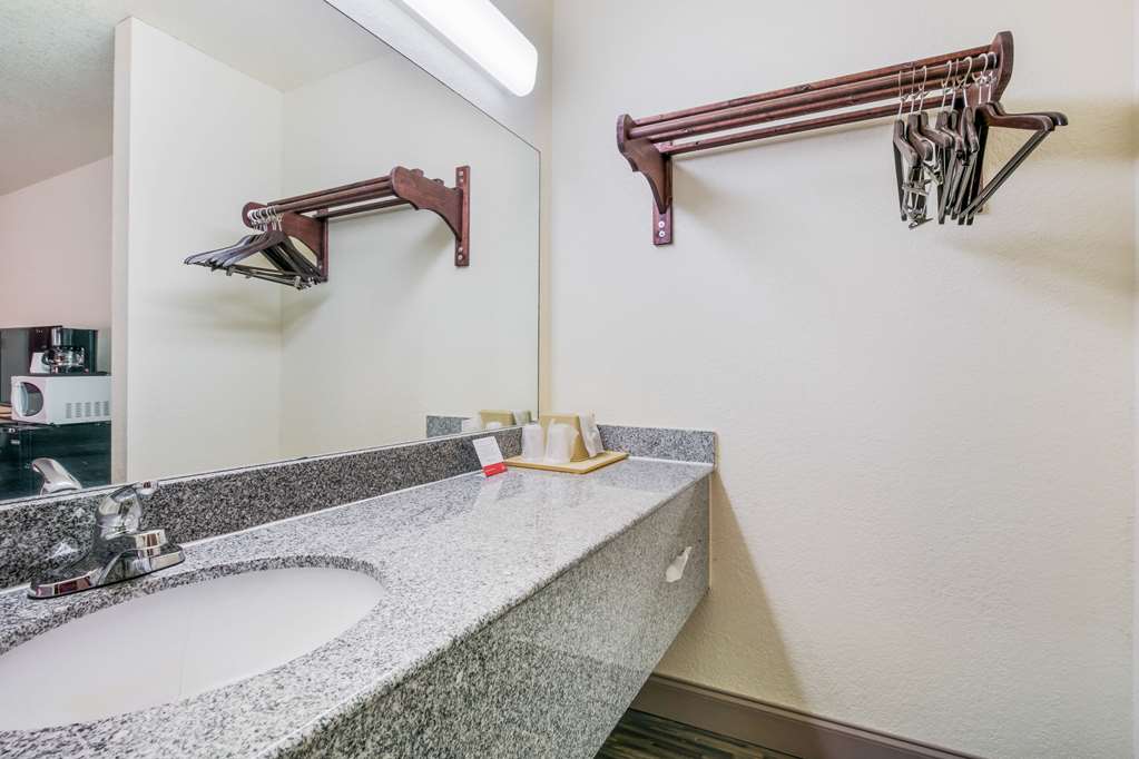 Econo Lodge & Suites Brinkley - photo 19