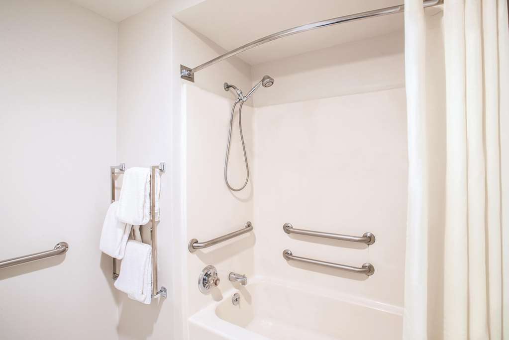 La Quinta Inn & Suites by Wyndham Phoenix Mesa West - photo 36