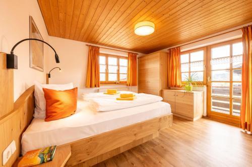 Biohof Burger 3 sonnige Fewo alle mit Balkon Spielzimmer Grillhütte 7 km vor Oberstdorf — hotel in Bolsterlang