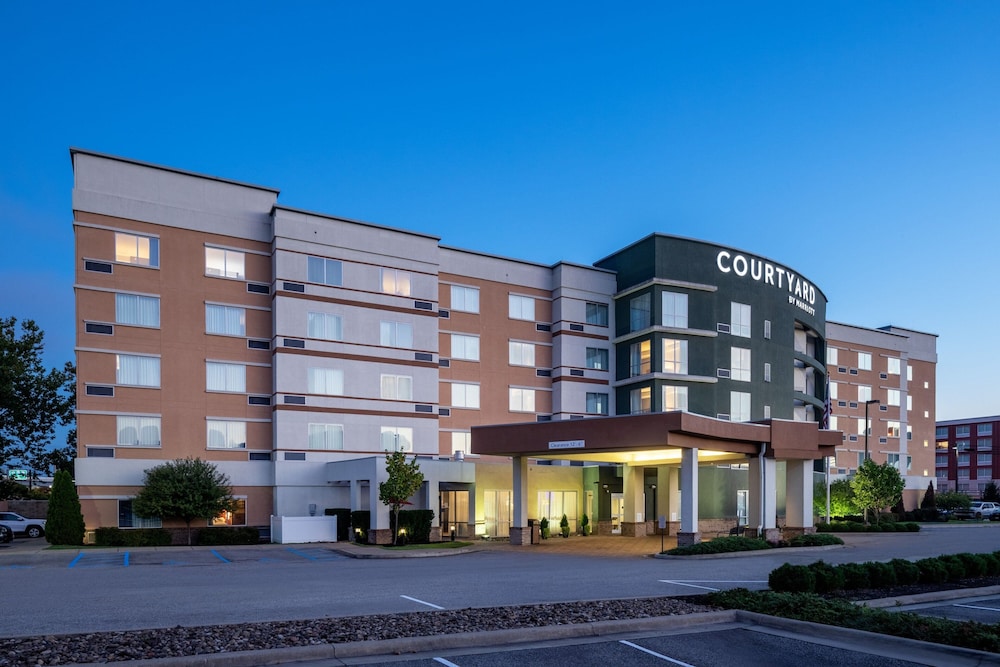 Courtyard by Marriott Charleston Downtown Civic Center in Charleston, United States