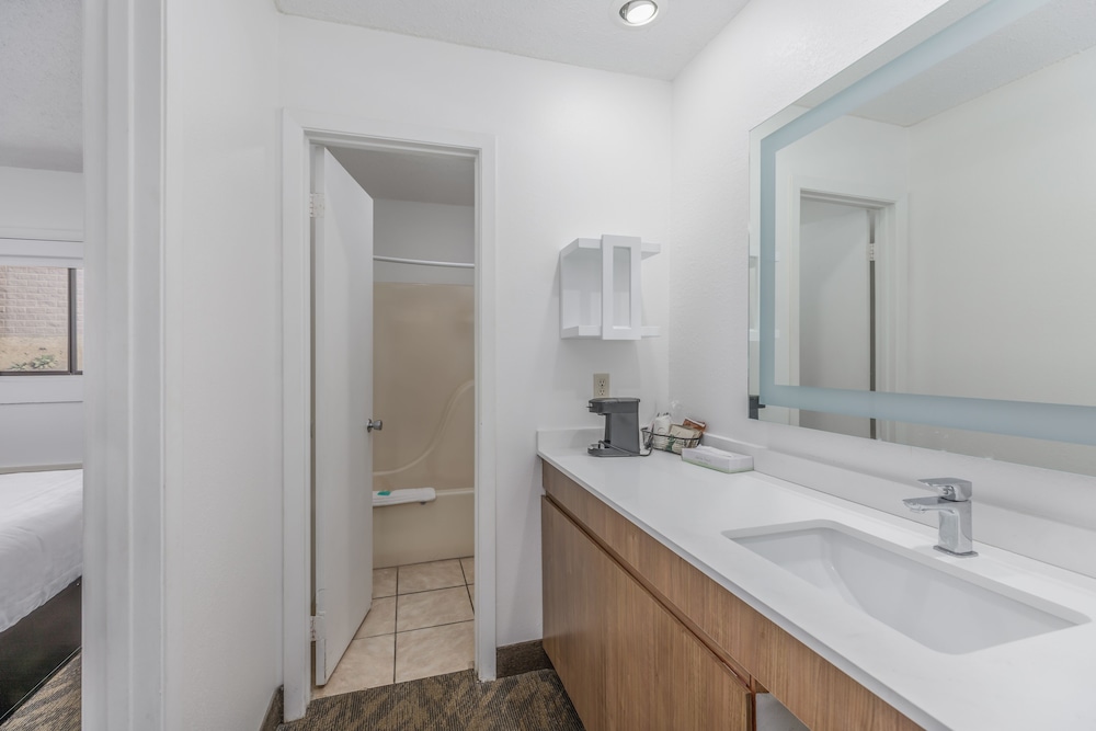 Crossroads Inn & Suites - photo 22