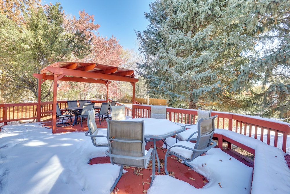 7 Mi to Downtown Denver: Lakewood Gem w Deck in Lakewood, United States